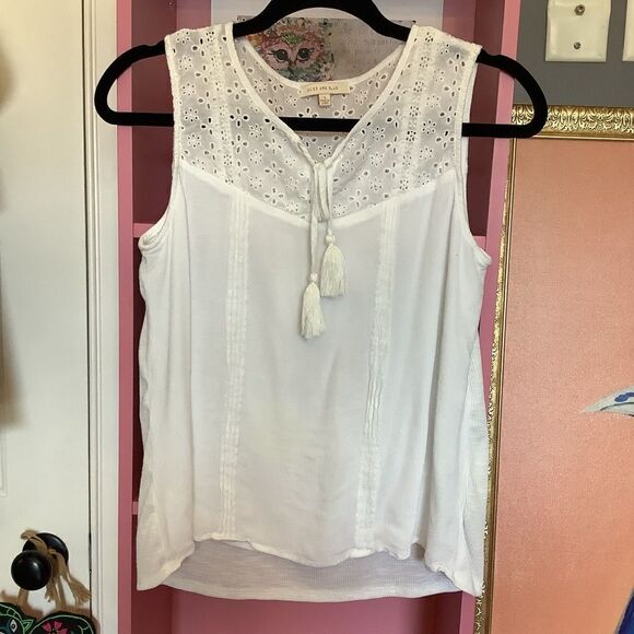 Skies Are Blue White Eyelet Top🐇 - Picture 1 of 4